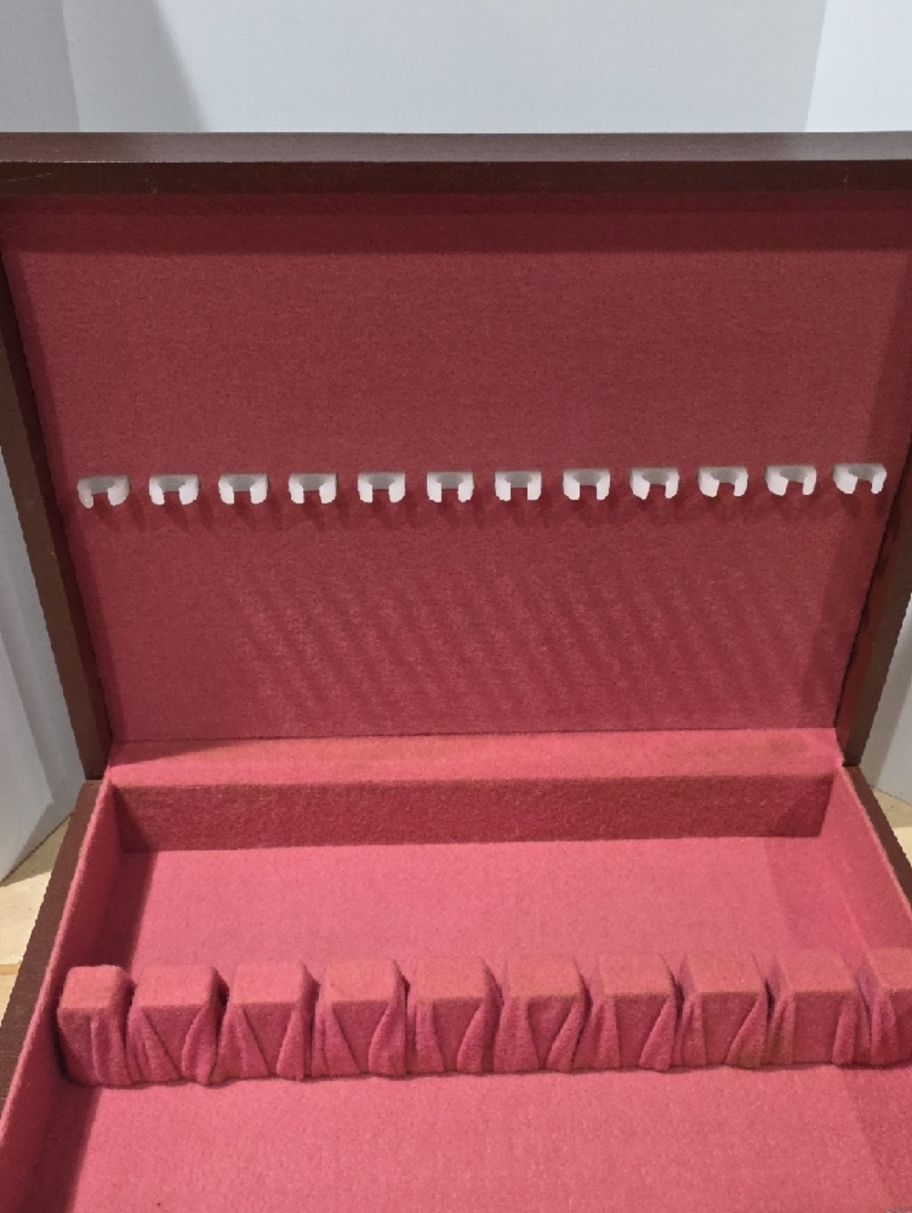Silverware Storage Box with Tarnish Resistant Interior Lining -Service for 10 - Picture 3 of 7